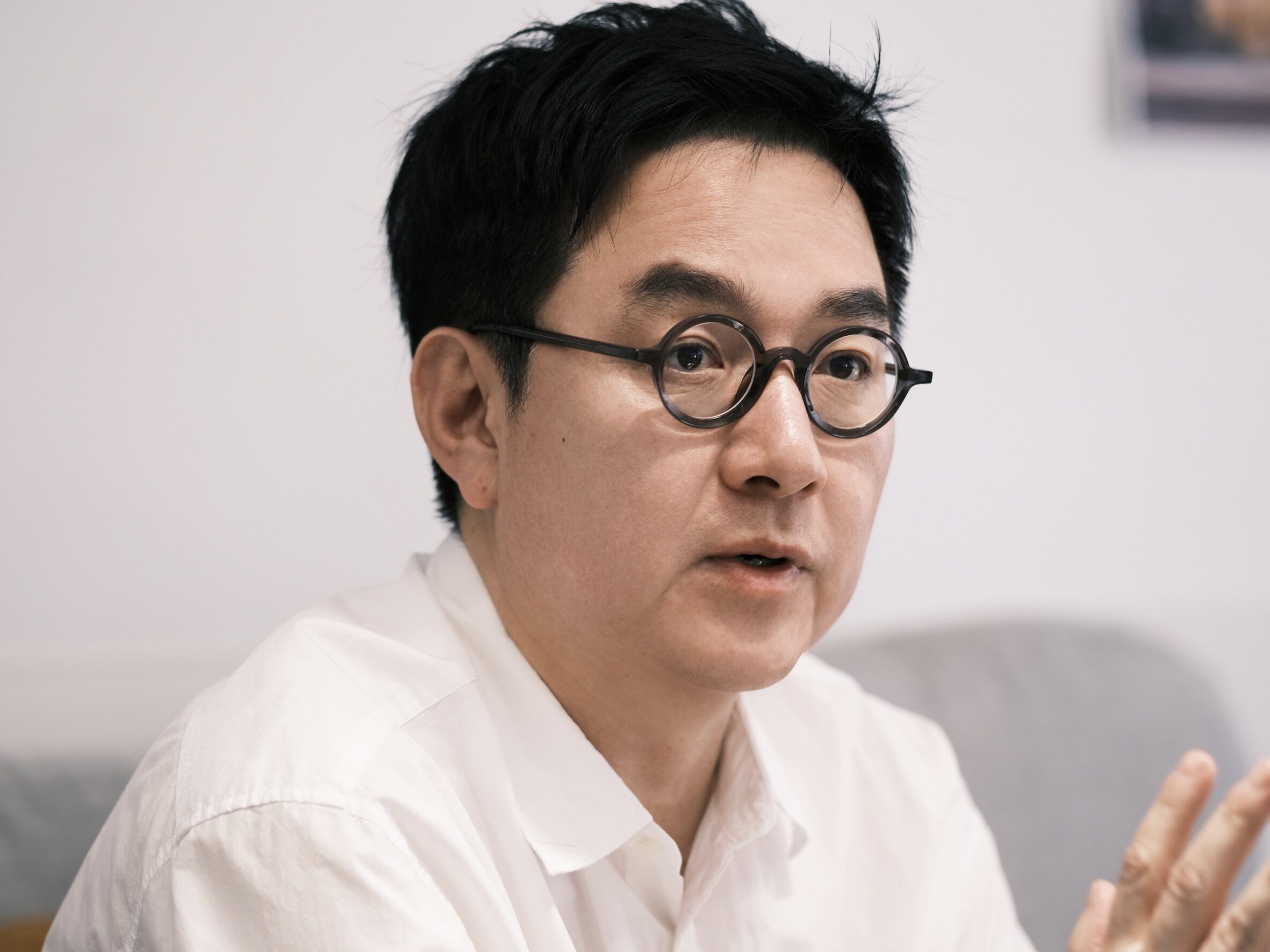 롱블랙과 인터뷰 중인 위진복 UIA 소장. 그는 건축을 공부했지만, 한국에서의 건축 교육 과정이 안 맞았다고 토로했다. 이는 그가 영국으로 떠날 계기가 됐다. Ⓒ롱블랙