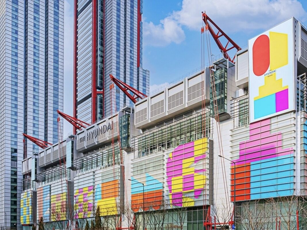 영국의 건축가 리처드 로저스가 설계한 여의도의 복합단지 파크원. 두 개의 타워와 호텔, 쇼핑몰, 백화점에 단청색 철골 구조를 드러냈다. ⒸRHSP